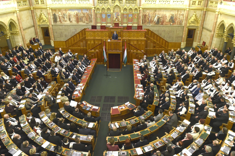 Ötnapos ülésbe kezd a Parlament