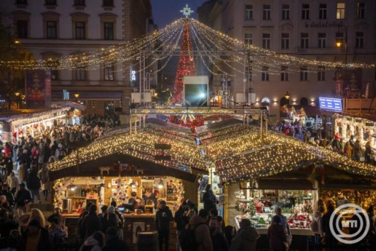 Pénteken nyílik meg Budapest hivatalos karácsonyi vására a Deák Ferenc téren