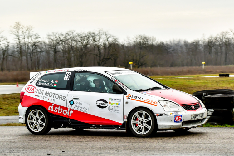 Csak egy kör adatott meg